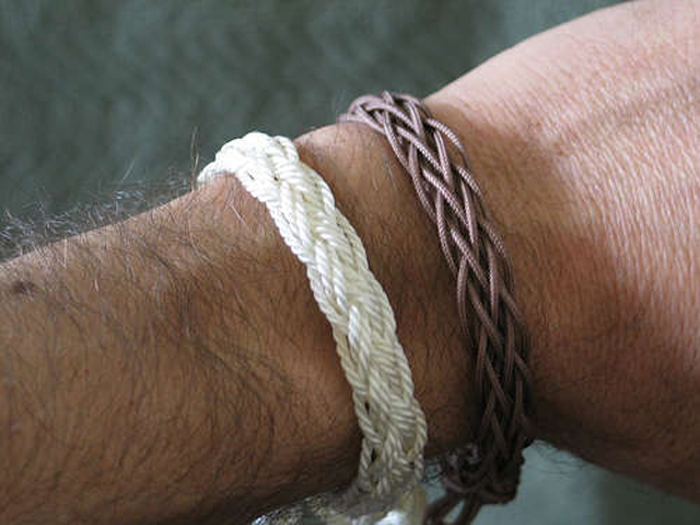 finger loop braiding bracelet